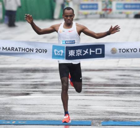 Эфиопский бегун одержал победу на марафоне в Токио